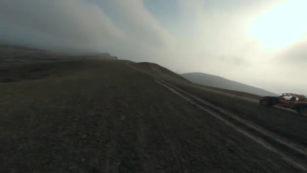Strzelanie śledź sportowe fpv drone ekstremalne pomarańczowy buggy samochód wyścigowy prędkość jazdy na pagórkowatym terenie — Wideo stockowe