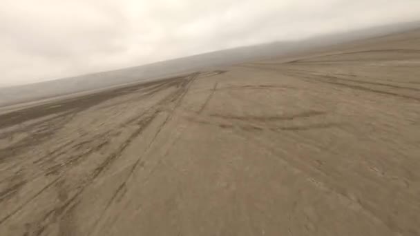 Luftaufnahme Reiten Wettbewerb Buggy Rallye-Autos fahren auf Sand Wüste Staub Smog Sport fpv Drohne — Stockvideo