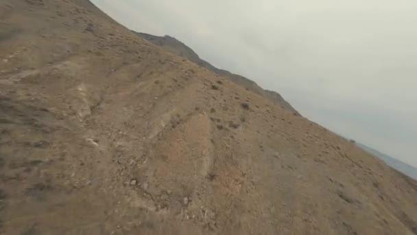 Deportes fpv drone vuelo rápido sobre terreno montañoso natural altas montañas acantilado paisaje marino sin fin — Vídeo de stock