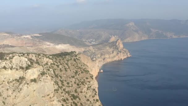 Fotografia aérea belas paisagens marinhas naturais altas montanhas em pequena cidade turística no verão dia ensolarado — Vídeo de Stock