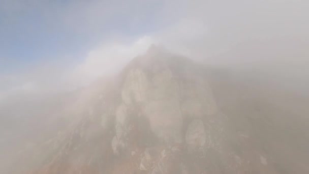 Tir à partir de drone fpv sport survolant le mont Katyusha avec un brouillard naturel dense au-dessus de la ville — Video