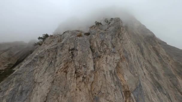 Camino asfaltado sinuoso gris situado en el paisaje montañoso — Vídeos de Stock