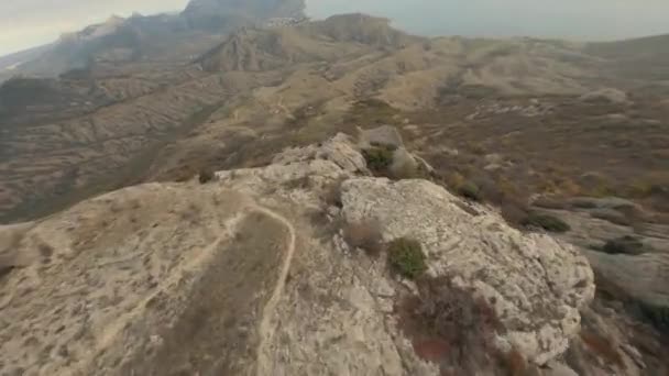 Montanha top nu com falésias rochosas marrons e moitas densas — Vídeo de Stock