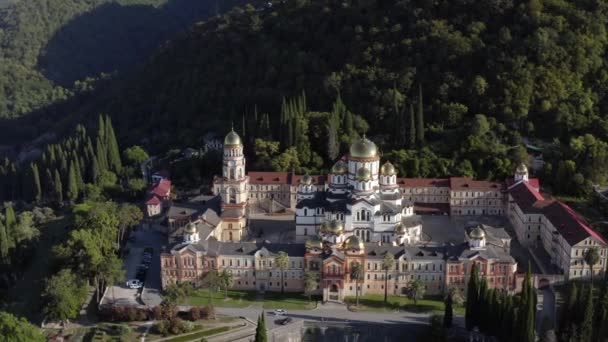 Flygfoto runt skott traditionell vit religiös byggnad kloster — Stockvideo