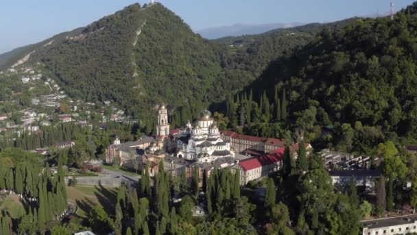 Vista aérea em torno de tiro mosteiro edifício religioso branco — Vídeo de Stock