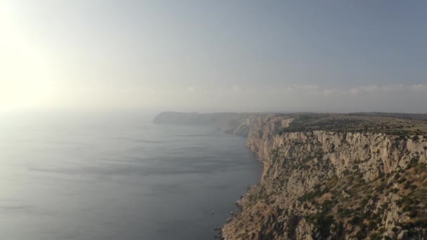 Scogliere brune sulla costa montuosa con cespugli verdi — Video Stock