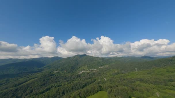Aerian împușcat fpv sport decolare drone care zboară mare la nori — Videoclip de stoc