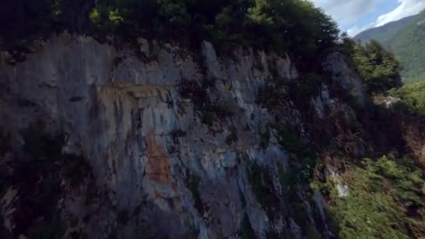 Fliegen über erstaunliche natürliche Gebirgsschlucht mit Asphaltstraße und schneller Bewegung felsiger Fluss — Stockvideo