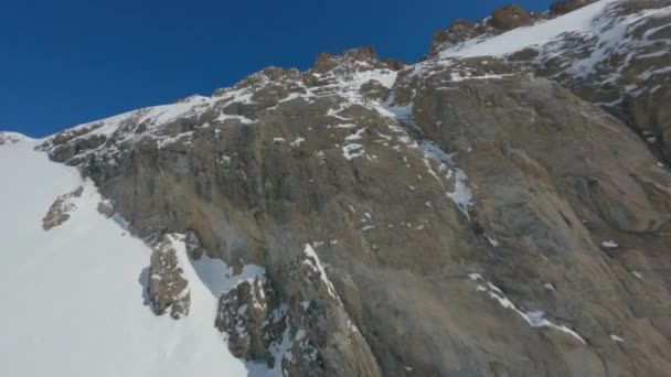 Fpv drönare gör nära dyk ner på klippan. Fantastiskt naturlandskap med högt berg — Stockvideo