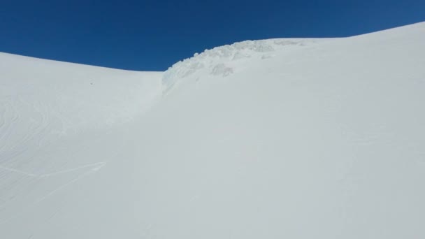 Velocidad de movimiento cinemático vista aérea fpv drone volando sobre la nieve natural montaña glaciar superior — Vídeo de stock