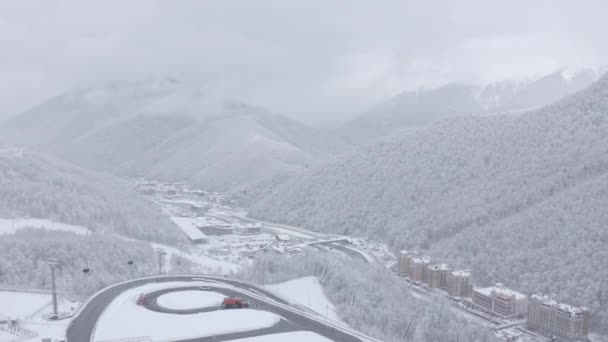 Powoli lot widok z lotu ptaka w ośrodku narciarskim dla ekstremalnych wakacji sportowych aktywność alpejska góra — Wideo stockowe