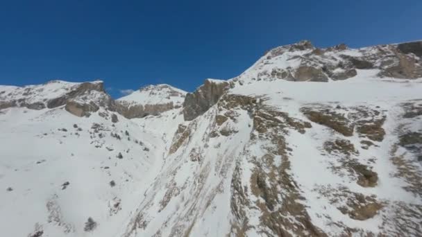 Luftaufnahme einer Drohne im Sturzflug über malerische hohe schneebedeckte Klippen — Stockvideo
