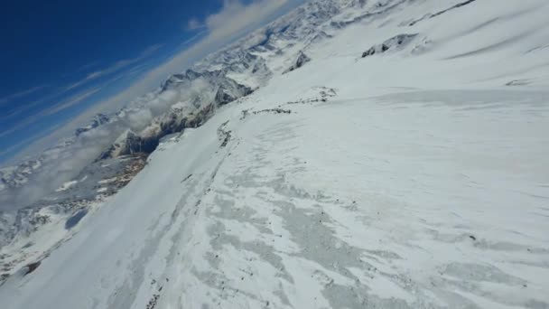 Boven vlucht fpv duik beweging besneeuwde afdaling hoge natuurlijke berg — Stockvideo