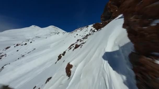 Vista aérea panorama turístico extremo esporte resort montanha Elbrus pico fpv drone pássaro perseguição — Vídeo de Stock