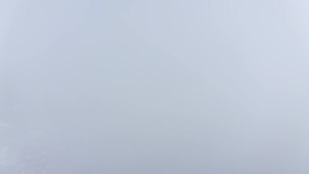 Вид на повітряний дрон Кінематографічна сільська місцевість в зимових природних ландшафтних горах сніг — стокове відео