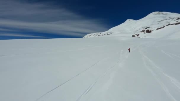 Flygfoto fpv drone hane ridning på snowboard njuta av extrem sport på skidort vinter landskap — Stockvideo