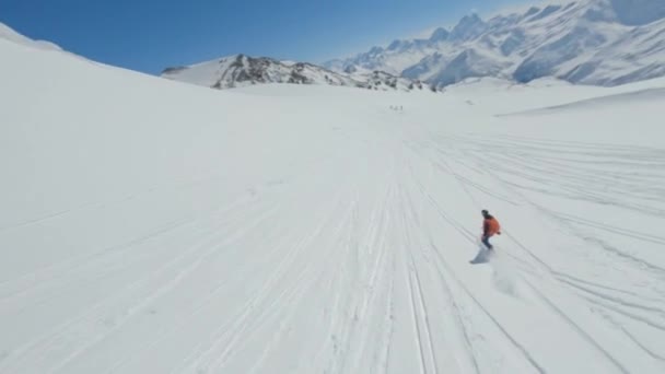 Luchtfoto fpv drone volg man genieten freeride op snowboard extreme sport — Stockvideo