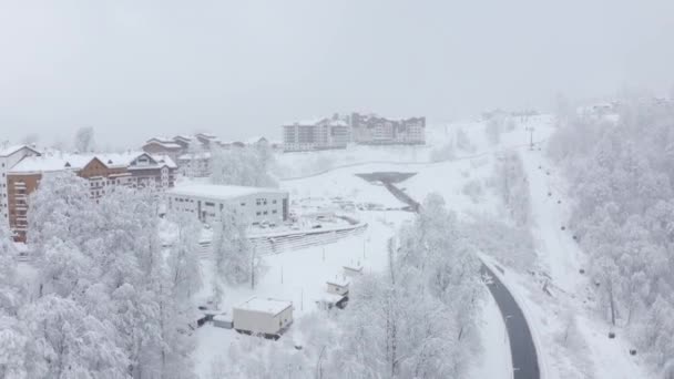 천천히 비행하는 스키 리조트 로사 쿠 토르 올림픽 마을 케이블카와 세르 펜 틴 이 있는 — 비디오