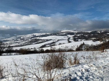 Kar bulutları dağ manzaralı. Panorama.