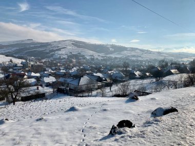 Kar bulutları dağ manzaralı. Panorama.