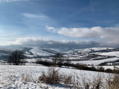 Dağların tepesinde kar bulutları