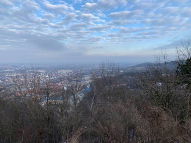 Dağın tepesinden şehrin manzarası