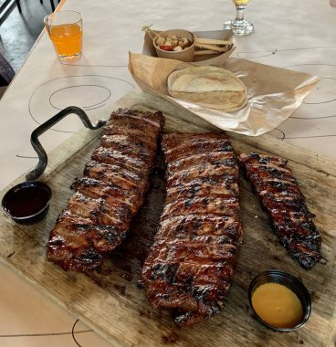 Tahtada ızgara domuz kaburgası.