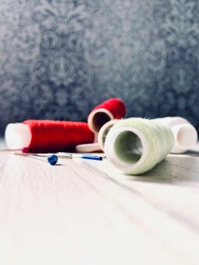 İplikler ve dikiş malzemeleri yakın plan.