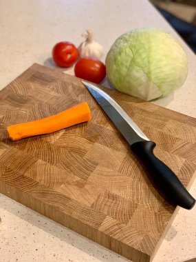Kesme tahtasındaki bıçakla kesmek için sebzeler. Rus mutfağı.