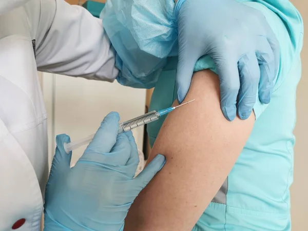 女性の医者か看護師は患者の肩に注射かワクチンを与える インフルエンザ コロナウイルスに対する予防接種 — ストック写真