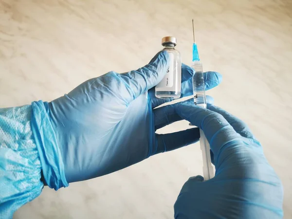 医生戴着蓝色医疗手套的手 在注射器中注射了针对考兰病毒 Covid 糖尿病和其他疾病的疫苗 疫苗接种概念 — 图库照片