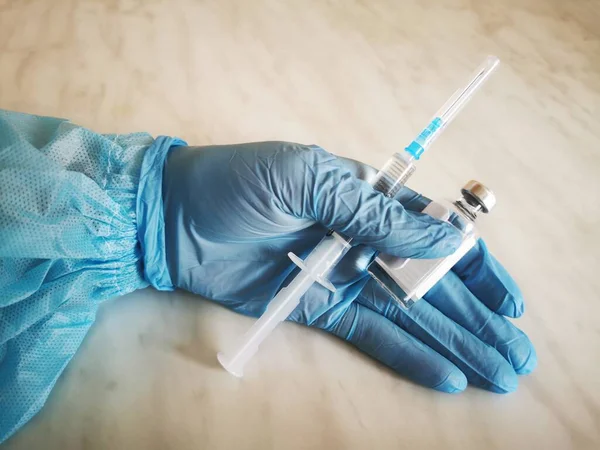 コロナウイルスとの戦いの概念Covid 看護師か医者がコロナウイルスにワクチンを接種する準備をしてる注射器とワクチンを持ってる コロナウイルスに対するワクチン — ストック写真