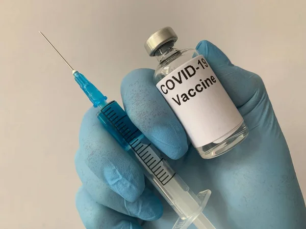 Covid 19コロナウイルス戦闘コンセプト 液体ワクチンで注射器を保持している研究室の医師または科学者 — ストック写真