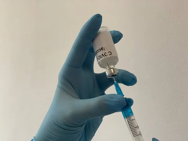 Une Femme Médecin Prend Une Clôture Une Bouteille Vaccin Contre — Photo