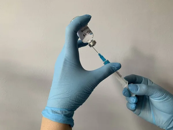 Une Femme Médecin Prend Une Clôture Une Bouteille Vaccin Contre — Photo