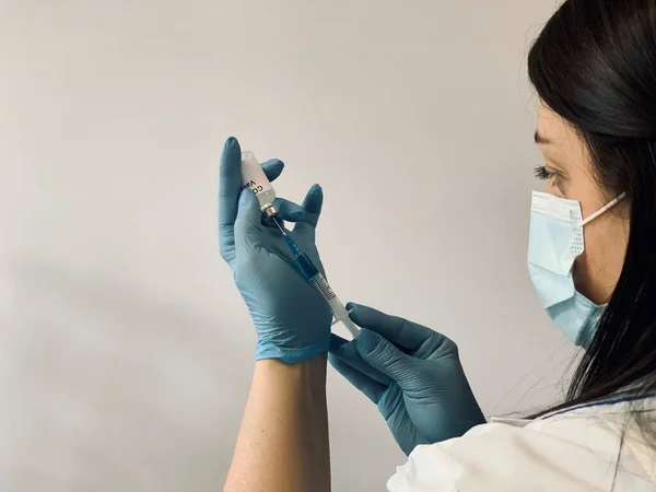 Vacina Nas Mãos Uma Enfermeira Profissional Saúde Segura Uma Seringa — Fotografia de Stock