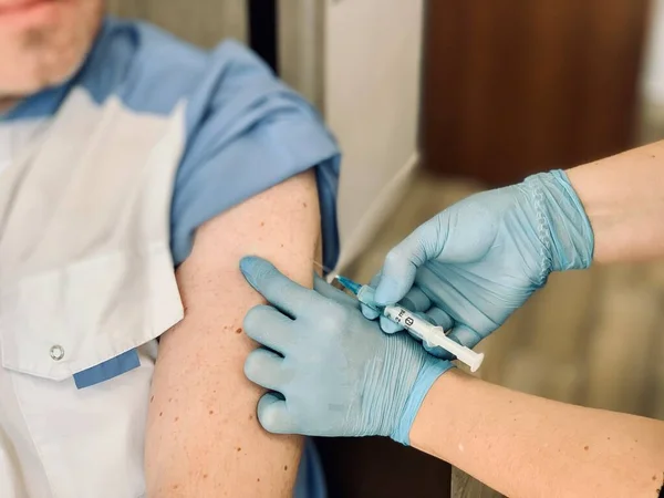 Pacjent Otrzymujący Szczepionkę Przeciw Koronawirusowi Klinice Zbliżenie Lekarz Podaje Pacjentowi — Zdjęcie stockowe