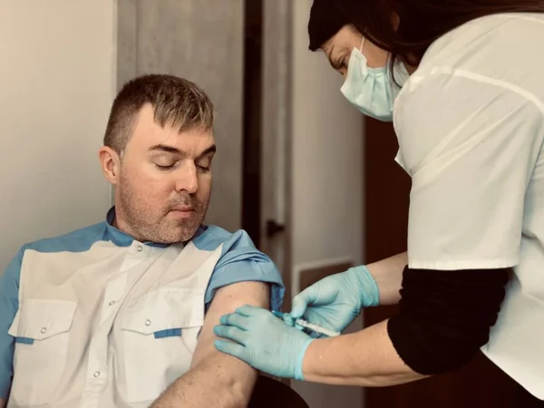 Paciente Uso Vacina Coronavírus Clínica Close Médico Administra Uma Injeção — Fotografia de Stock