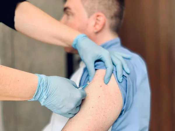 Paciente Recebendo Vacina Coronavírus Clínica Close Médico Administra Uma Injeção — Fotografia de Stock