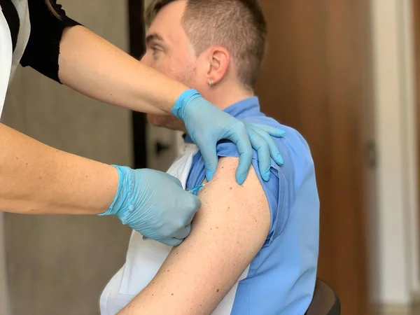 환자의 어깨에 백신을 투여하는 의사의 인플루엔자 코로나 바이러스 Covid — 스톡 사진