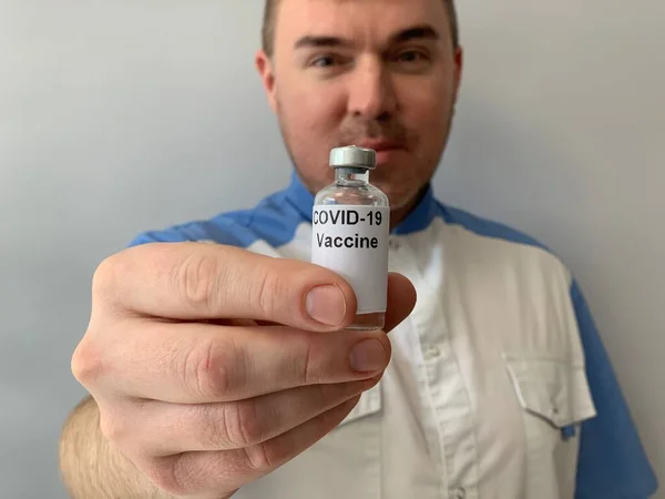 Дівчина Лікар Тримає Пляшку Вакцини Проти Коронавірусу Вакцина Імунізації Лікування — стокове фото