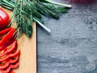 Açık gri arka planda çeşitli çiftlik sebzeleri. Sarı-gri arka planda biber, dereotu ve soğan. Fotokopi alanı olan üst görünüm, düz. Gradyan arkaplan.