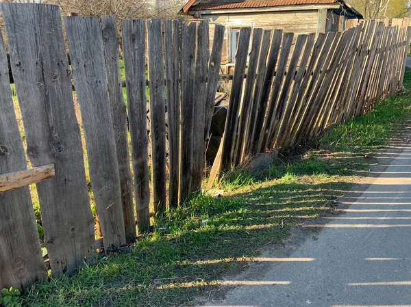 Alter Holzzaun Entlang Der Straße Heiter Sonniger Tag — Stockfoto