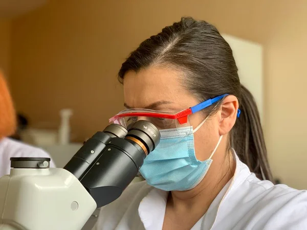 Girl Scientist Looks Microscope Close — Stock Fotó