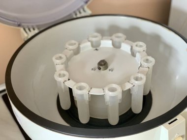 Test tüpleri için laboratuvar santrifüjü..