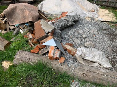 İnşaat zemindeki taşları ezdi. Yapı atıkları.