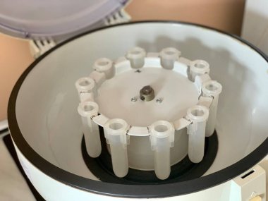 Test tüpleri için laboratuvar santrifüjü..