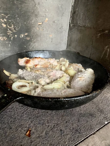 Panela Ferro Fundido Fogão Processo Fritar Carne Com Cebolas — Fotografia de Stock