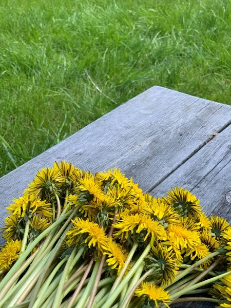 Strauß Schöner Gelber Löwenzahne Auf Einer Holzoberfläche Kopierraum — Stockfoto