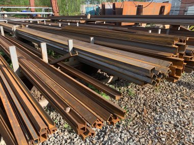 İnşaat alanında metal kirişler profili.